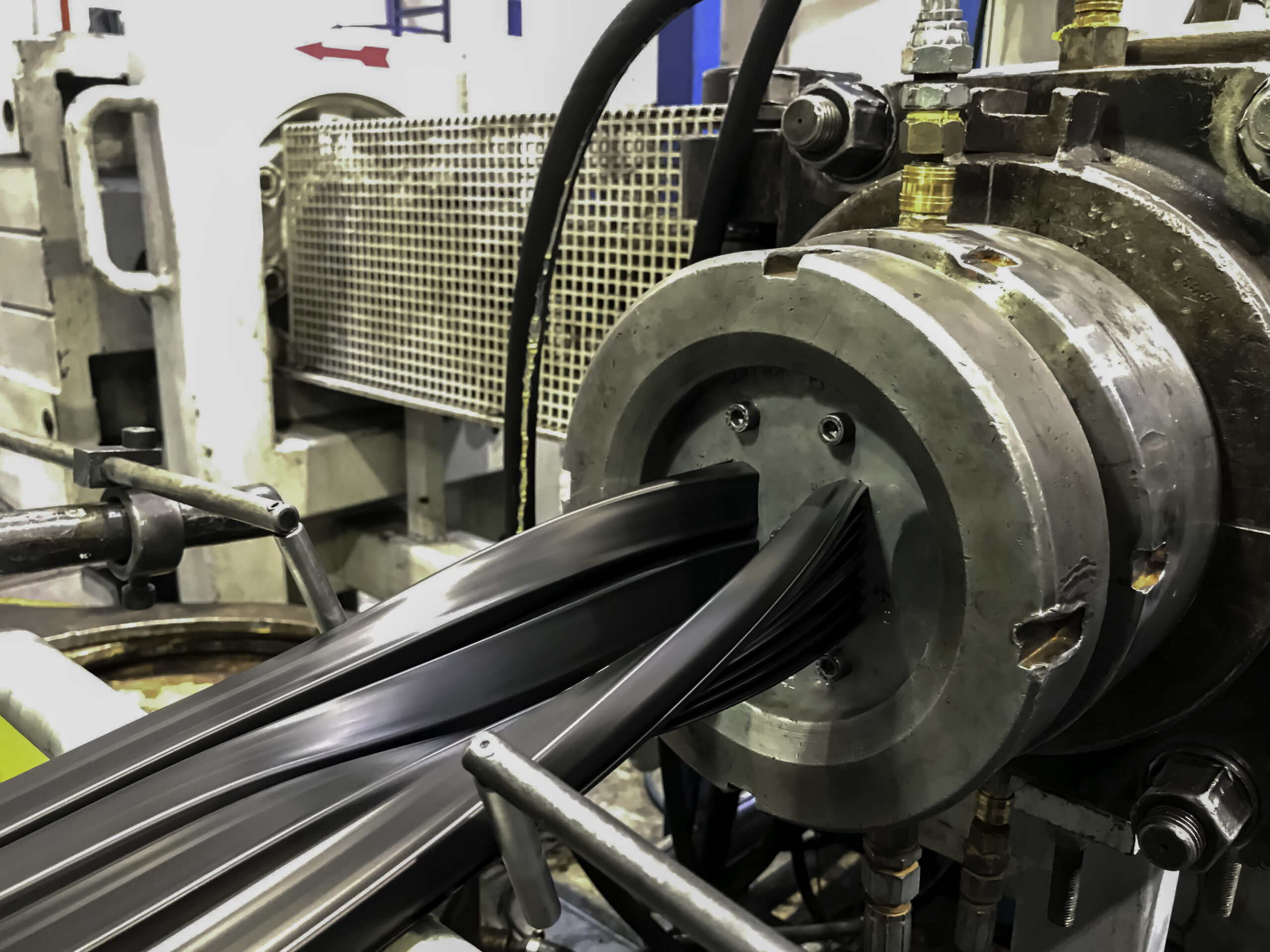 Industrial Rubber Profile Manufacturing via Extruder Machine Lathe Cut